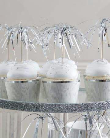 O cup cake pode ser todo decoração em cima e também no porta doces (Foto: Reprodução)